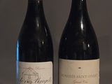deux bouteilles de vin posées sur une table l'une à côté de l'autre