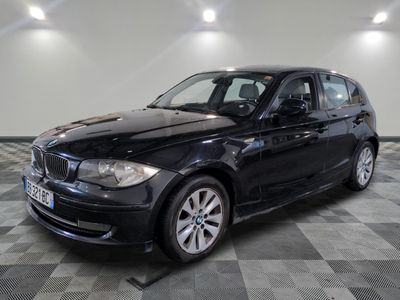 une photo d'une voiture bmw noire dans une salle d'exposition