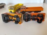 quatre camions miniatures posés sur une table