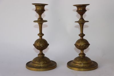 paire de chandeliers anciens en laiton sur fond blanc