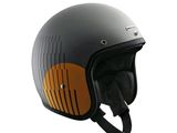 un casque conçu pour ressembler à un casque de moto