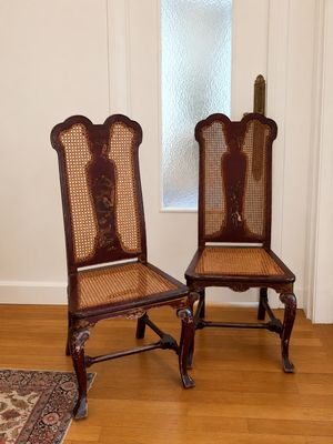 deux chaises assises l'une à côté de l'autre sur un plancher en bois
