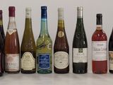 des bouteilles de vin sont alignées sur une table