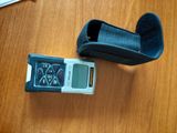 un téléphone portable et une paire de chaussures posés sur une table