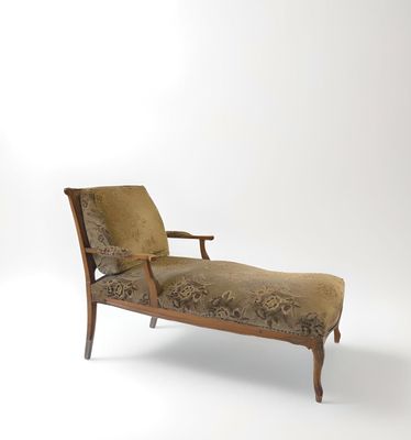 Chaise longue en hêtre teinté et bois doré, à dossier ajouré…