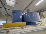 deux grands fûts bleus posés sur un comptoir blanc