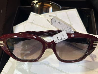une paire de lunettes de soleil posée sur un plateau, avec une étiquette de prix