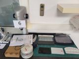 une table sur laquelle se trouvent beaucoup d'objets
