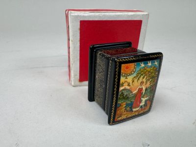 trois livres posés l'un à côté de l'autre sur une table