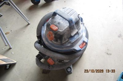 un aspirateur posé sur le sol d'une pièce
