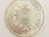 gros plan d'une pièce de monnaie sur une table à fond blanc