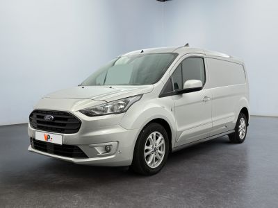 une fourgonnette Ford Transit garée dans une pièce blanche au sol noir