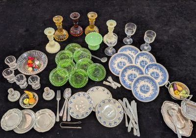 de nombreux types de verres différents sur la table