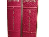 une paire de livres en cuir rouge, chacun orné d'une inscription dorée