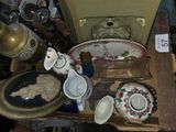 une table sur laquelle se trouvent de nombreux objets différents