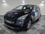 la photo d'une voiture noire garée dans un garage