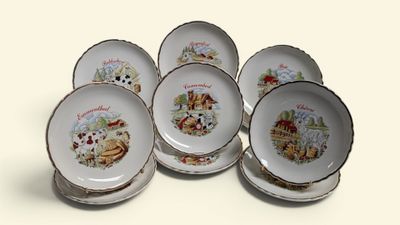 MOULIN DES LOUPS Suite de 12 assiettes en faïence à décor po…
