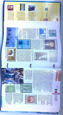 un livre ouvert sur une table, avec des timbres et des cachets dessus