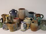 de nombreux types de vases différents posés sur une table