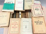 plusieurs livres sont empilés sur une table