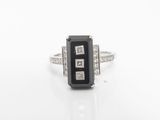 une bague en diamant noir et blanc, sertie dans de l'or blanc 18 carats