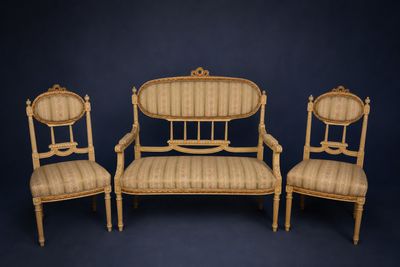 trois chaises et un canapé dans une pièce au fond bleu foncé