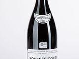 une bouteille de vin posée sur une table