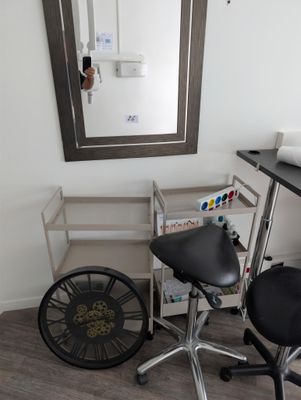 an image of a chair and a mirror in a room