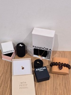 Le contenu d'un collier, d'un bracelet et d'autres objets est posé sur une table