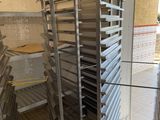de nombreux plateaux de nourriture en cours de préparation dans une cuisine