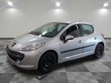 la photo d'une voiture argentée garée dans un garage
