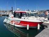 un bateau rouge et blanc amarré dans l'eau