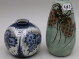 deux vases posés l'un à côté de l'autre sur une table
