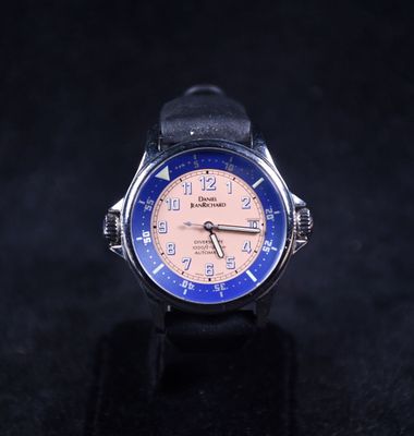 gros plan d'une montre sur une surface noire