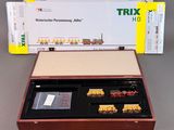 une boîte contenant un train sur une table