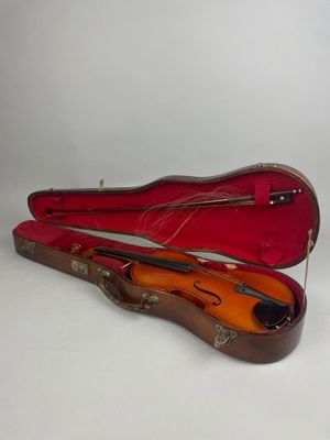 une image représentant un violon dans son étui, sur fond blanc