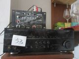 une photo représentant un poste de radio et un verre à vin posés sur une table
