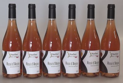 six bouteilles de vin rosé sont alignées sur une table