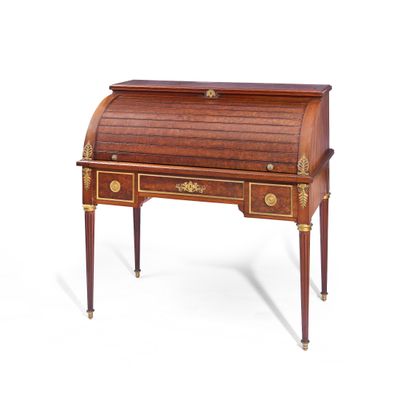 un bureau ancien avec un plateau en bois et des finitions en laiton