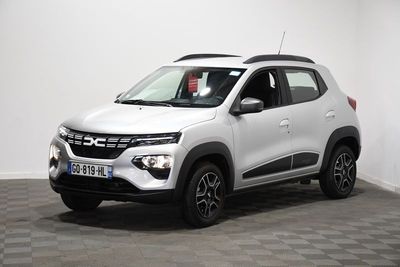 un 4x4 blanc garé dans une pièce au sol en damier