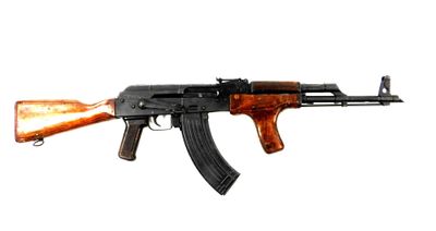 un fusil AK-74 avec un canon et une crosse en bois