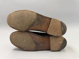 Ce sont deux paires de chaussures qui sont posées l'une sur l'autre.