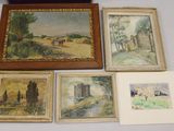 quatre tableaux encadrés posés sur une table, parmi lesquels un tableau représentant un paysage