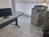 un bureau équipé d'un ordinateur et d'une imprimante