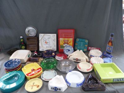 un grand nombre d'objets posés sur une table