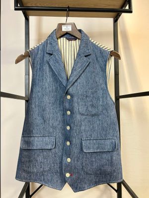 le gilet est suspendu à un porte-vêtements dans une pièce