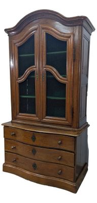 image d'un vaisselier en bois avec des portes en verre