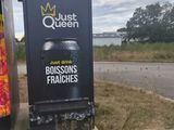 un panneau au bord de la route, près d'un arrêt de bus