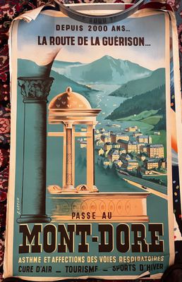 une affiche posée sur le sol d'un immeuble, sur laquelle figure une horloge
