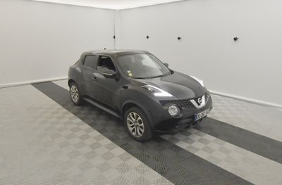 la photo d'une voiture dans un garage au sol en damier